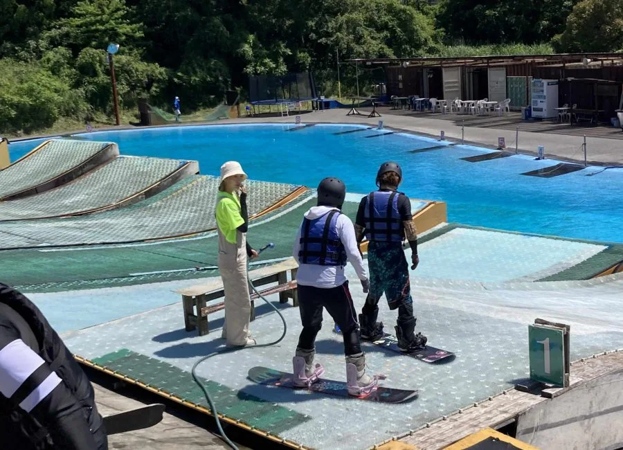 O-airのジャンプ台のスタート地点でスタッフと話す利用者